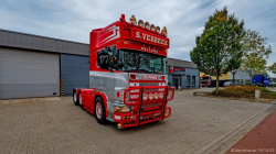 20251019-Tom-Holding-00151